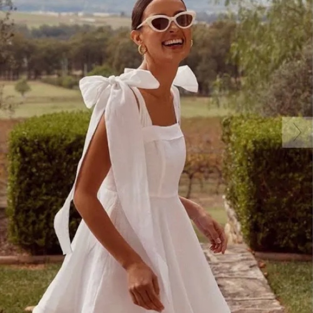 DISSH AISLE WHITE LINEN BOW MINI DRESS